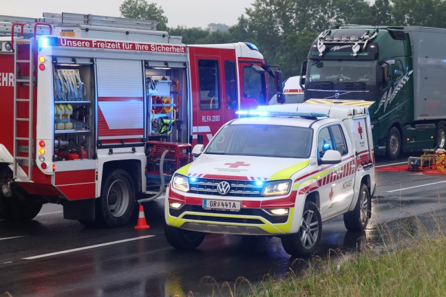 LKW fr Mharbeiten bei schwerem Unfall in Wallern an der Trattnach regelrecht um Baum gewickelt