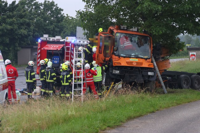 LKW fr Mharbeiten bei schwerem Unfall in Wallern an der Trattnach regelrecht um Baum gewickelt