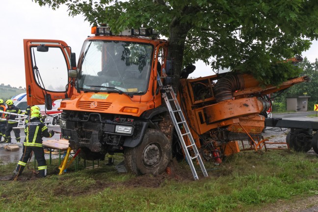 LKW fr Mharbeiten bei schwerem Unfall in Wallern an der Trattnach regelrecht um Baum gewickelt