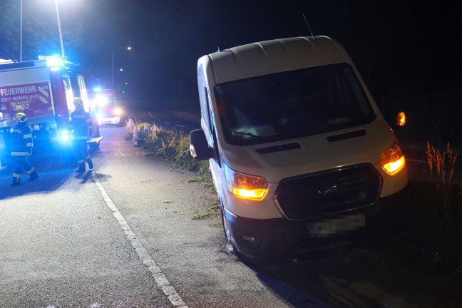 Fahrzeuglenker in Edt bei Lambach mit Kleintransporter verunfallt