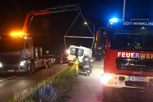 Fahrzeuglenker in Edt bei Lambach mit Kleintransporter verunfallt