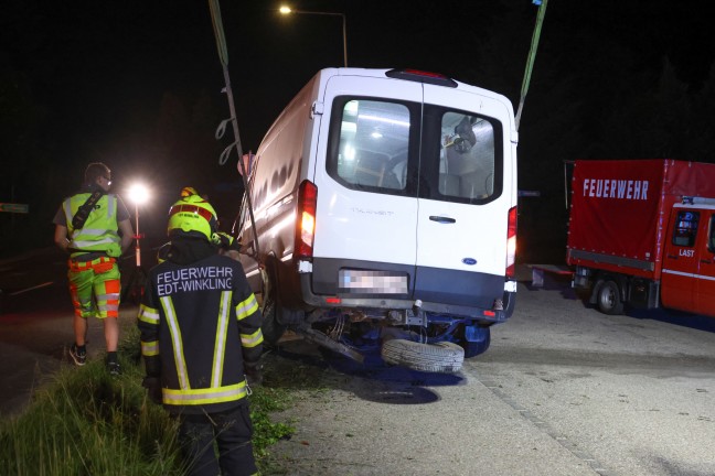 Fahrzeuglenker in Edt bei Lambach mit Kleintransporter verunfallt