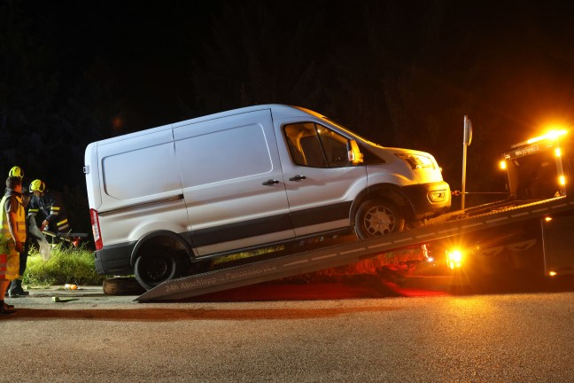 Fahrzeuglenker in Edt bei Lambach mit Kleintransporter verunfallt