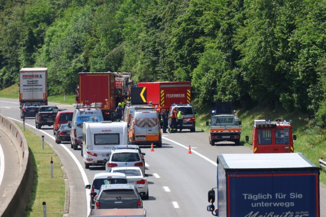 Schwerer LKW-Auffahrunfall auf Westautobahn bei Seewalchen am Attersee