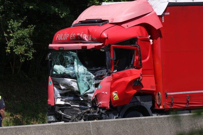 Schwerer LKW-Auffahrunfall auf Westautobahn bei Seewalchen am Attersee