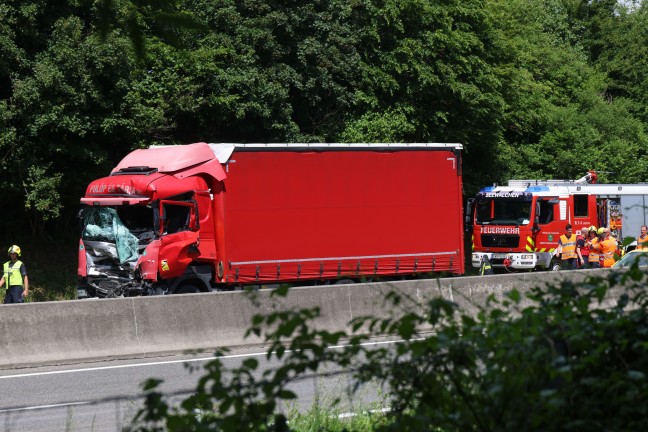 Schwerer LKW-Auffahrunfall auf Westautobahn bei Seewalchen am Attersee