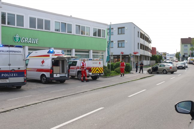 Ersthelfer befreiten Autolenkerin nach Kreuzungscrash in Wels-Vogelweide