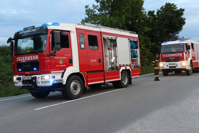 Schwerer Crash: Auto nach Streifkollision auf Wiener Straße in Edt bei Lambach mehrfach überschlagen