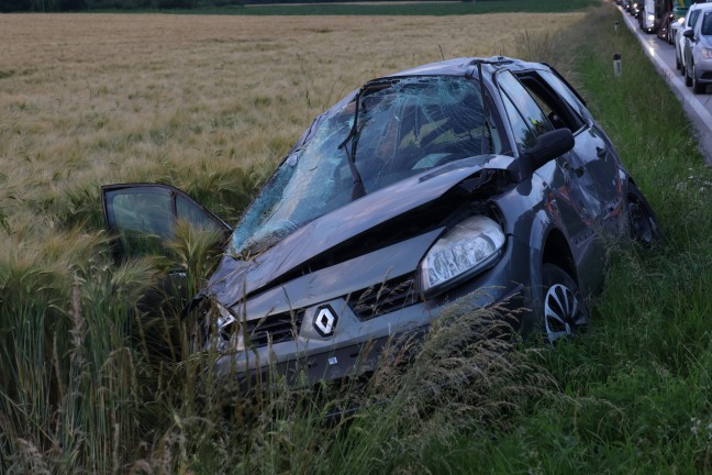 Schwerer Crash: Auto nach Streifkollision auf Wiener Straße in Edt bei Lambach mehrfach überschlagen