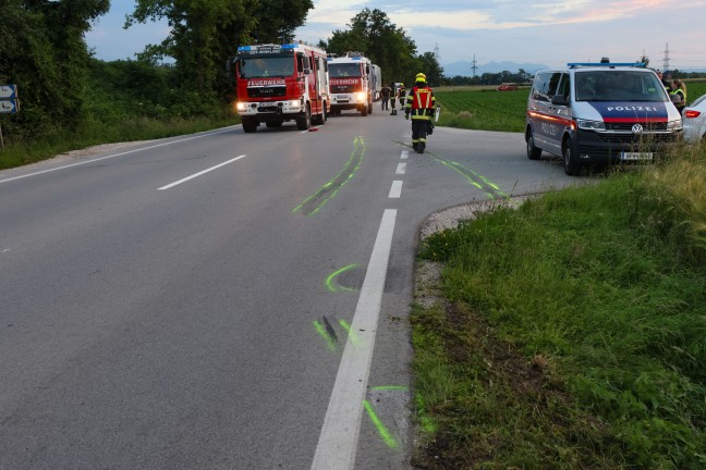 Schwerer Crash: Auto nach Streifkollision auf Wiener Straße in Edt bei Lambach mehrfach überschlagen