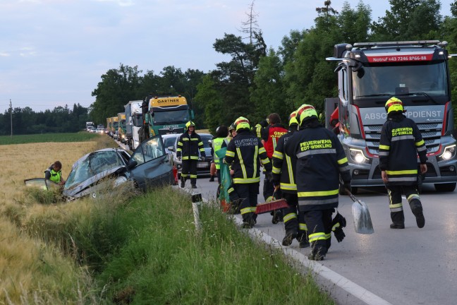 Schwerer Crash: Auto nach Streifkollision auf Wiener Straße in Edt bei Lambach mehrfach überschlagen