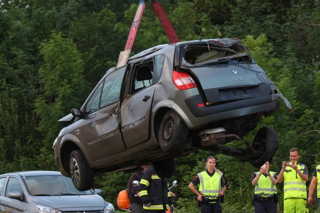 Schwerer Crash: Auto nach Streifkollision auf Wiener Straße in Edt bei Lambach mehrfach überschlagen