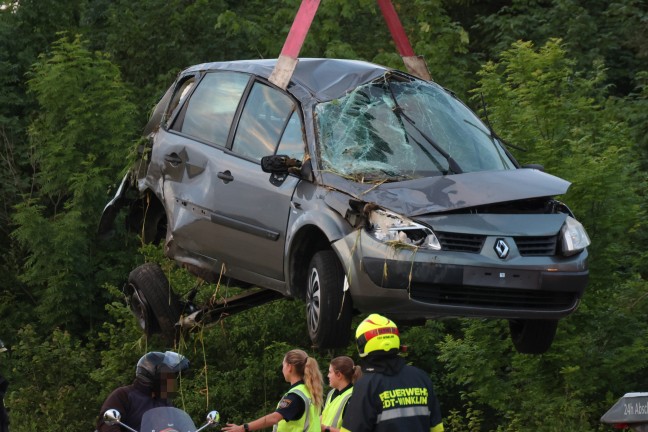 Schwerer Crash: Auto nach Streifkollision auf Wiener Straße in Edt bei Lambach mehrfach überschlagen