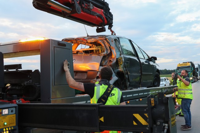 Schwerer Crash: Auto nach Streifkollision auf Wiener Straße in Edt bei Lambach mehrfach überschlagen