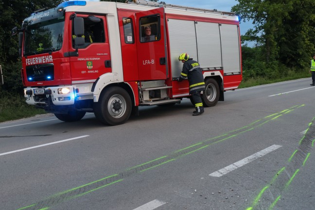 Schwerer Crash: Auto nach Streifkollision auf Wiener Straße in Edt bei Lambach mehrfach überschlagen