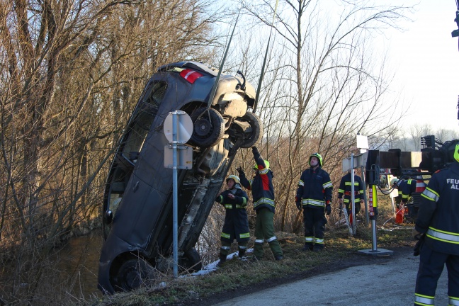 PKW-Lenker strzte mit seinem Fahrzeug in den Innbach