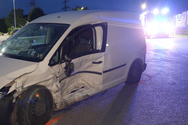 Eine Verletzte bei Crash zwischen Kleintransporter und PKW auf Rieder Strae in Haag am Hausruck