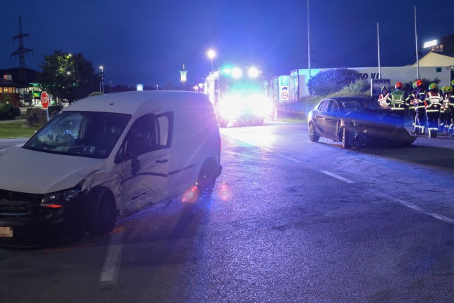 Eine Verletzte bei Crash zwischen Kleintransporter und PKW auf Rieder Strae in Haag am Hausruck