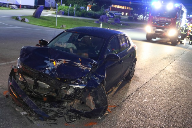 Eine Verletzte bei Crash zwischen Kleintransporter und PKW auf Rieder Strae in Haag am Hausruck