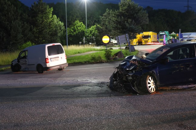 Eine Verletzte bei Crash zwischen Kleintransporter und PKW auf Rieder Strae in Haag am Hausruck