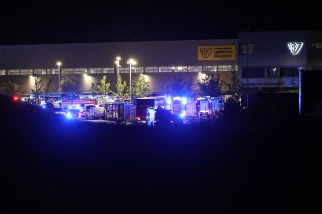 Groeinsatz: Elf Feuerwehren bei Brand in einer Halle eines Logistikzentrums in Allhaming im Einsatz