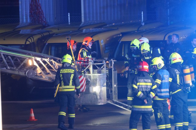 Groeinsatz: Elf Feuerwehren bei Brand in einer Halle eines Logistikzentrums in Allhaming im Einsatz