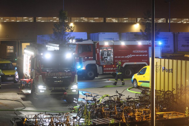 Groeinsatz: Elf Feuerwehren bei Brand in einer Halle eines Logistikzentrums in Allhaming im Einsatz