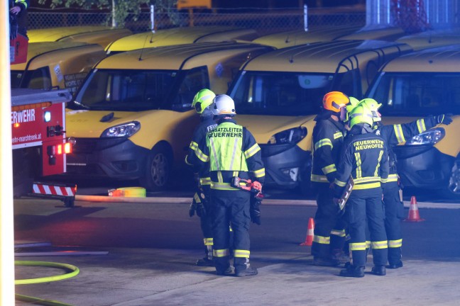 Groeinsatz: Elf Feuerwehren bei Brand in einer Halle eines Logistikzentrums in Allhaming im Einsatz