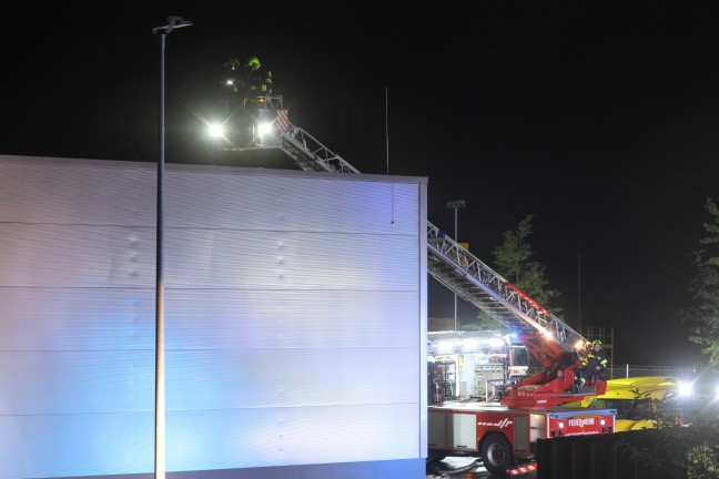 Groeinsatz: Elf Feuerwehren bei Brand in einer Halle eines Logistikzentrums in Allhaming im Einsatz