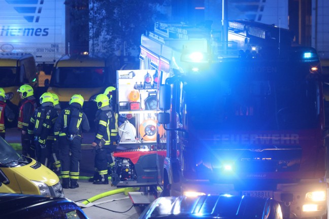 Groeinsatz: Elf Feuerwehren bei Brand in einer Halle eines Logistikzentrums in Allhaming im Einsatz