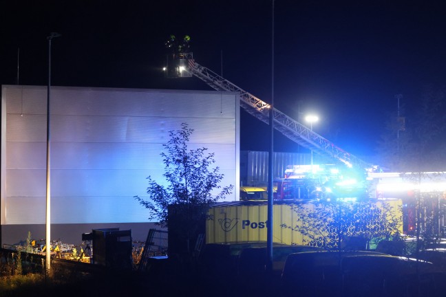 Groeinsatz: Elf Feuerwehren bei Brand in einer Halle eines Logistikzentrums in Allhaming im Einsatz