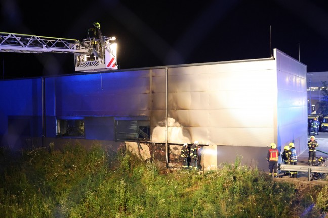 Groeinsatz: Elf Feuerwehren bei Brand in einer Halle eines Logistikzentrums in Allhaming im Einsatz