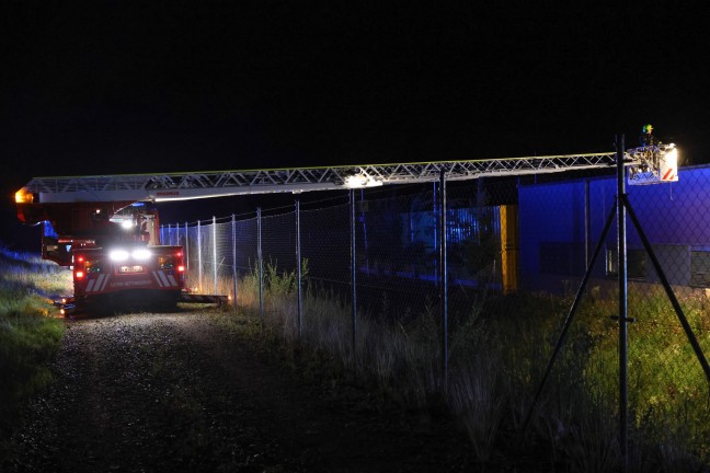 Groeinsatz: Elf Feuerwehren bei Brand in einer Halle eines Logistikzentrums in Allhaming im Einsatz