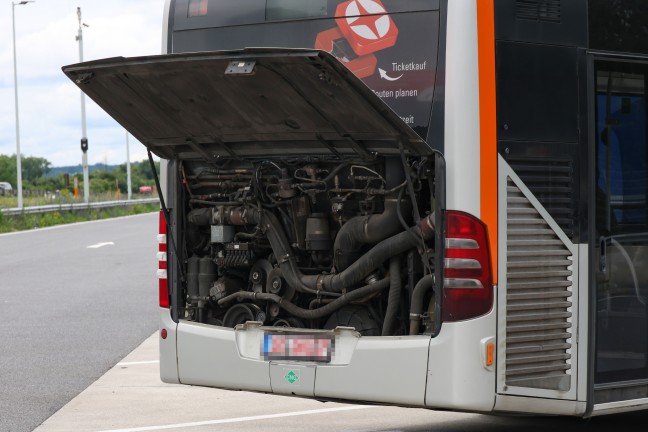 Gemeldeter Brand eines Linienbusses auf Welser Autobahn bei Pucking sorgte fr Einsatz der Feuerwehr