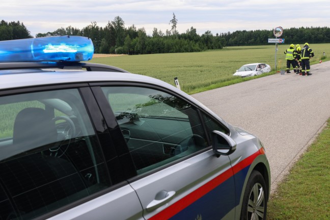 Aufräumarbeiten nach Kollision zwischen zwei Fahrzeugen in Steinhaus