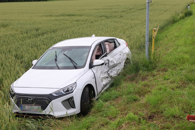 Aufräumarbeiten nach Kollision zwischen zwei Fahrzeugen in Steinhaus