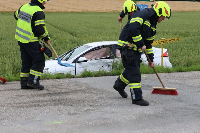 Aufräumarbeiten nach Kollision zwischen zwei Fahrzeugen in Steinhaus