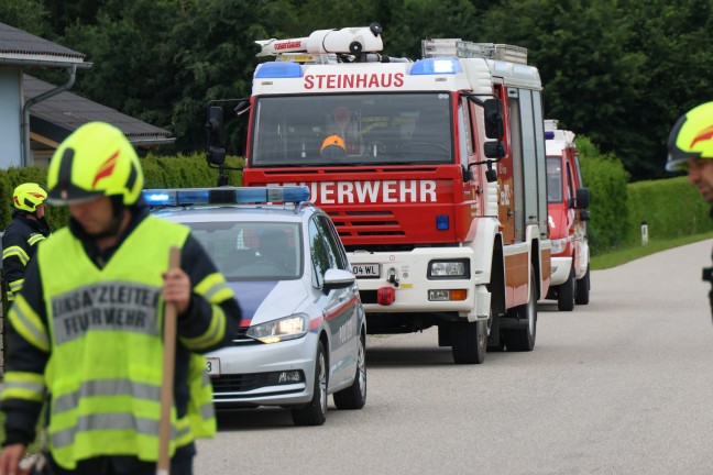 Aufräumarbeiten nach Kollision zwischen zwei Fahrzeugen in Steinhaus