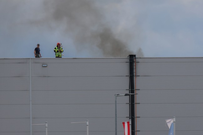 Brand einer Photovoltaikanlage auf einem Hallendach eines Unternehmens in Sattledt