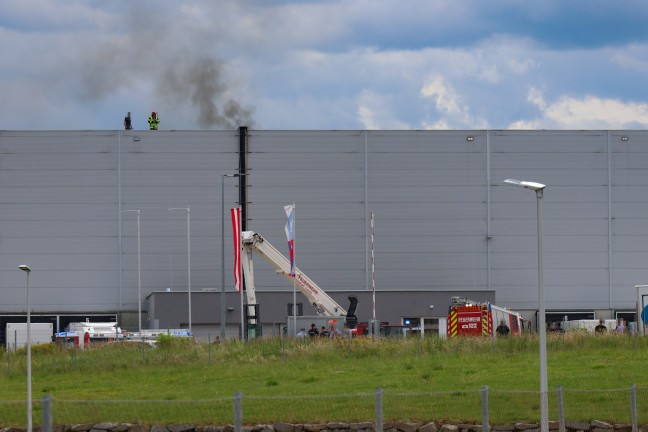 Brand einer Photovoltaikanlage auf einem Hallendach eines Unternehmens in Sattledt