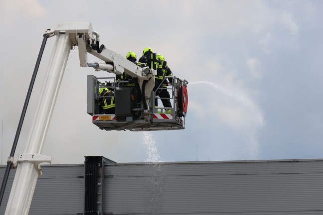 Brand einer Photovoltaikanlage auf einem Hallendach eines Unternehmens in Sattledt