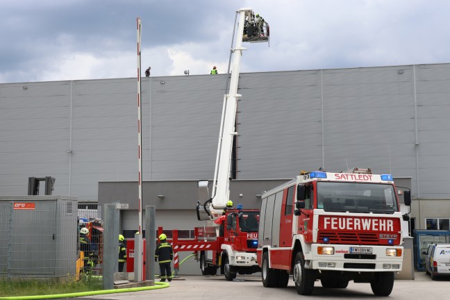 Brand einer Photovoltaikanlage auf einem Hallendach eines Unternehmens in Sattledt