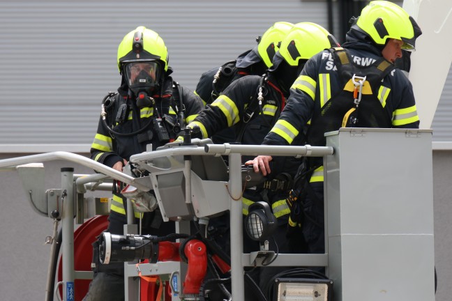 Brand einer Photovoltaikanlage auf einem Hallendach eines Unternehmens in Sattledt