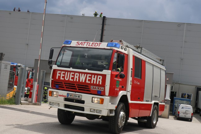 Brand einer Photovoltaikanlage auf einem Hallendach eines Unternehmens in Sattledt