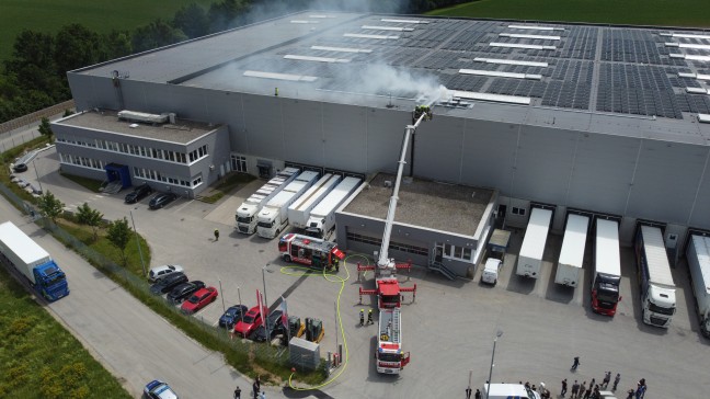 Brand einer Photovoltaikanlage auf einem Hallendach eines Unternehmens in Sattledt