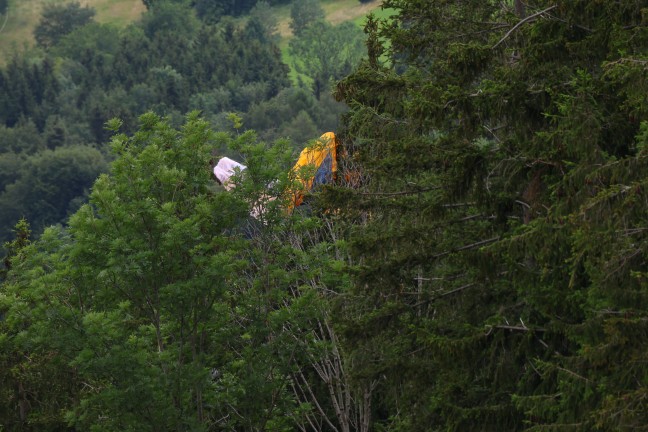 Paragleitunfall: Paragleiter am Ziehberg in Inzersdorf im Kremstal vom Baum gerettet