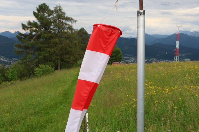 Paragleitunfall: Paragleiter am Ziehberg in Inzersdorf im Kremstal vom Baum gerettet