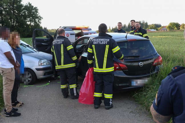 Kollision zweier PKW auf schmaler Straße in Sattledt fordert eine verletzte Person