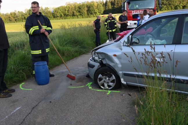 Kollision zweier PKW auf schmaler Straße in Sattledt fordert eine verletzte Person