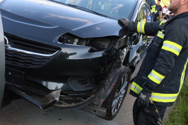 Kollision zweier PKW auf schmaler Straße in Sattledt fordert eine verletzte Person